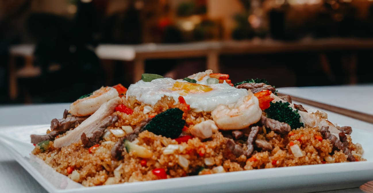 Plato de arroz hecho en Hits noodles